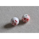 Perles blanches fleurs rouges en céramique diam 12mm    (lot de 2)