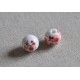 Perles blanches fleurs rouges en céramique diam 12mm    (lot de 2)