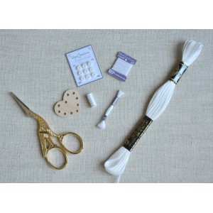 Ensemble Blanc de 5 miniatures de mercerie, broderie, couture