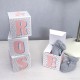 Cubes lettres prénom en carton épais et tissu imprimé pour chambre d'enfant motifs : rose, gris et blanc