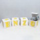 Cubes lettres prénom en carton épais et tissu imprimé pour chambre d'enfant motifs : jaune,  gris