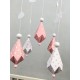 Mobile Origami Diamants en papier cartonné et bois pour chambre de bébé, modèle Rose et Blanc