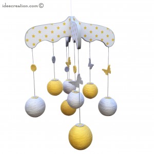 Mobile Bébé en bois, boule de coton et feutrine pour chambre d'enfant, modèle jaune et gris