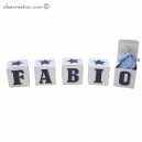 Cubes lettres prénom en carton épais et tissu imprimé pour chambre d'enfant et bebe motifs : bleu marine et gris