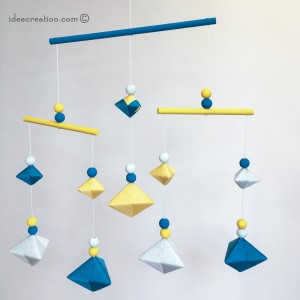 Mobile Bebe formes géométrique en bois et fil de coton pour chambre d'enfant, modèle Bleu canard et Jaune 