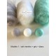 Mobile Bébé boules laine feutrée entièrement fait main, modèle : vert menthe, blanc et gris, déco pour chambre d'enfant