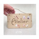 Plaque de porte Atelier Dessin et Peinture, suspension en bois avec ses miniatures